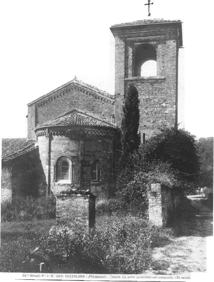 Vezzolano  (Piemonte) - Abbazia. La parte posteriore col campanile (XI secolo)