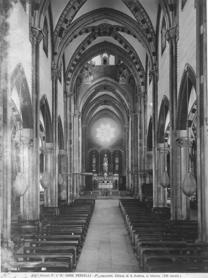 Vercelli  (Piemonte) - Chiesa di S. Andrea. L' interno (XIII secolo)