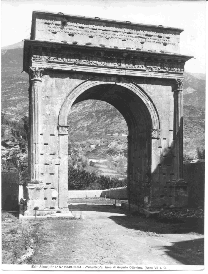 Susa (Piemonte) - Arco di Augusto Ottaviano (anno VII a.c.)