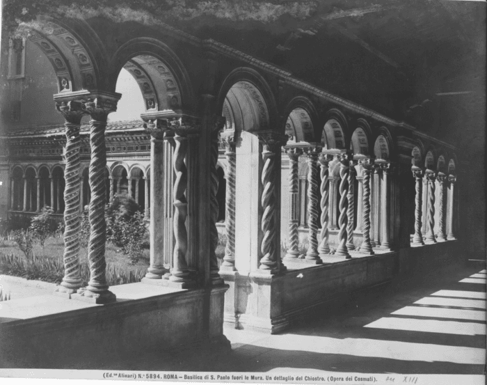 Roma - Basilica di S. Paolo fuori le Mura. Un dettaglio del chiostro