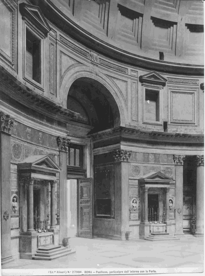 Roma - Pantheon, particolare dell' interno con la porta