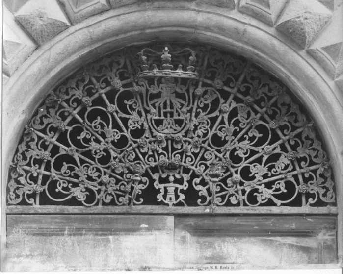 Ascoli Piceno (Marche) - Palazzo su Piazza Arringo n. 8. Rosta in ferro battuto (XVII secolo)