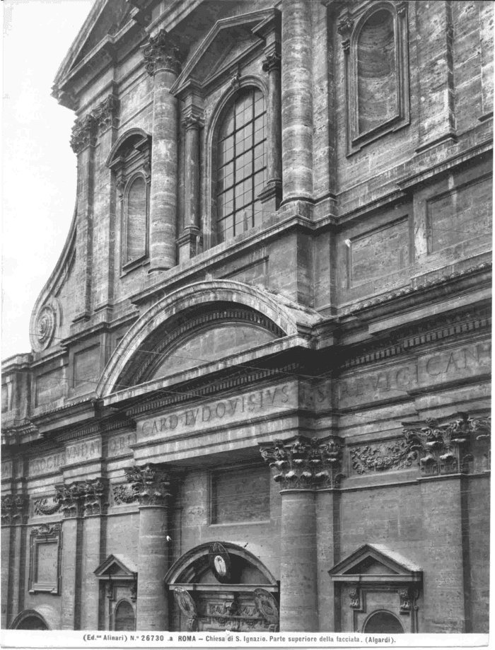 Roma - Chiesa di S. Ignazio. Parte superiore della facciata