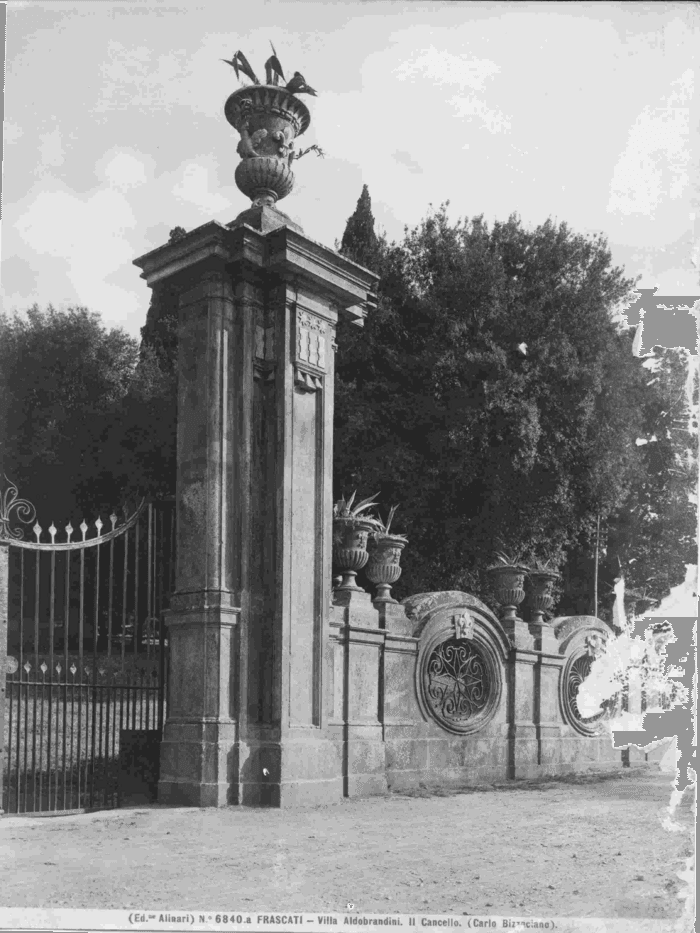 Frascati - Villa Aldobrandini. Il Cancello.