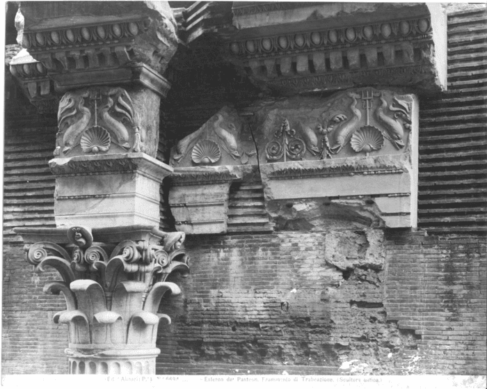 Roma - Esterno del Pantheon. Frammento di trabeazione (scultura antica)