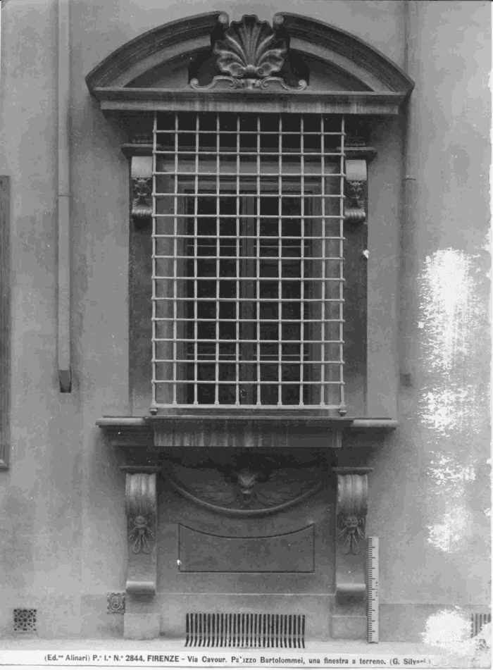 Firenze - Via Cavour. Palazzo Bartolommei, una finestra a terreno