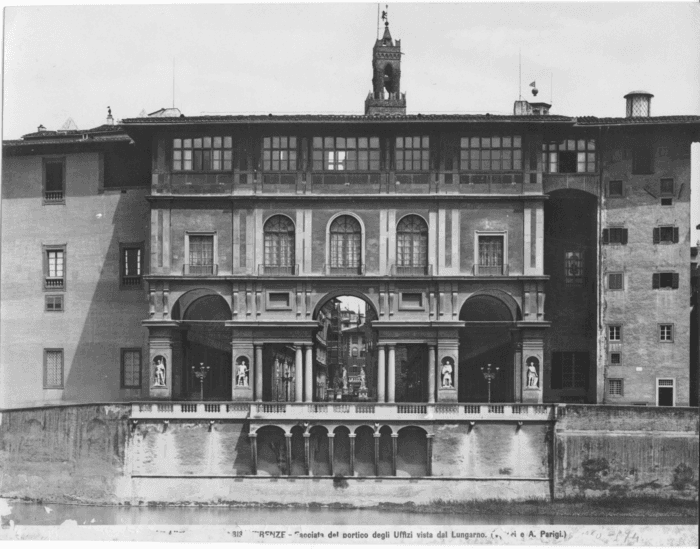 Firenze - Facciata del portico degli Uffizi vista dal Lungarno.