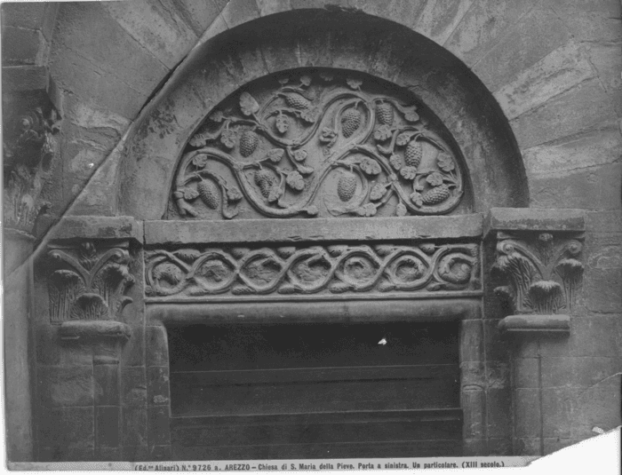 Arezzo - Chiesa di S. Maria della Pieve. Porta a sinistra. Un particolare (XIII secolo)