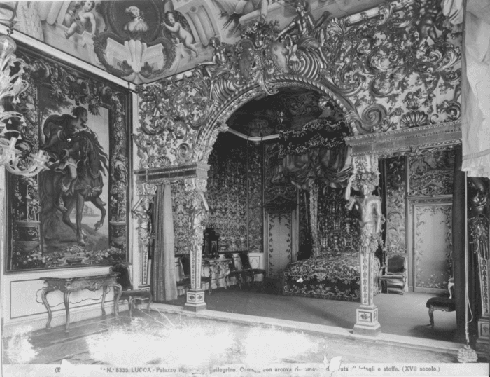 Lucca - Palazzo Mansi a San Pellegrino. Camera con alcova riccamente decorata di intagli e stoffe. (XVII secolo)