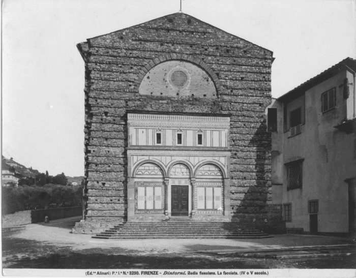 Firenze (dintorni) - Badia fiesolana. Un capitello del loggiato esterno (XV secolo)