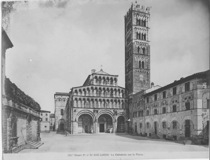 Lucca - La Cattedrale con la Piazza