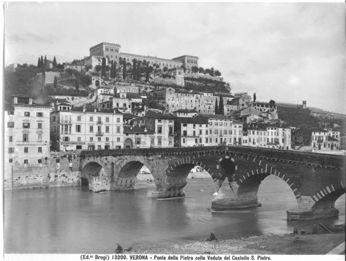 Verona. - Ponte della Pietra colla Veduta del Castello S. Pietro.