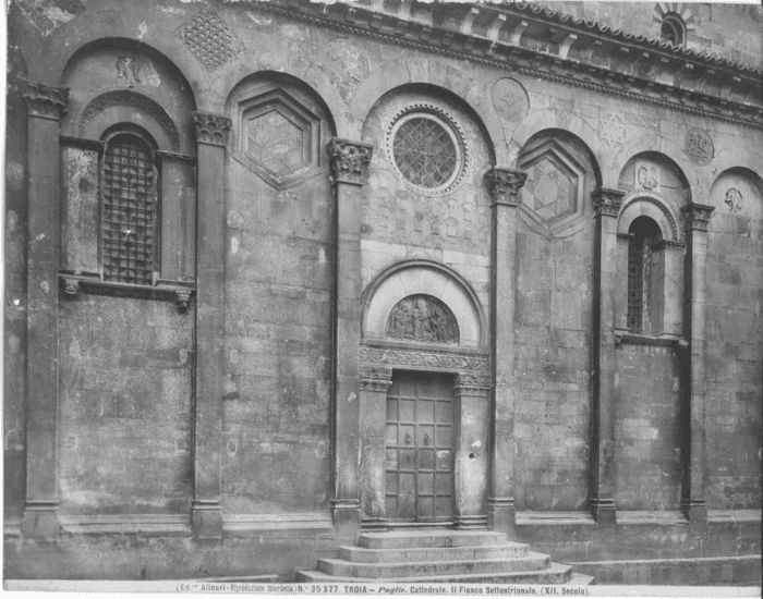 Troia (Puglie) - Cattedrale. Il fianco settentrionale. (XII secolo)