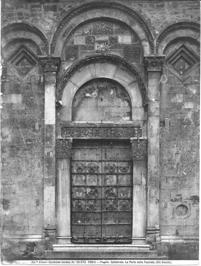 Troia (Puglie) - Cattedrale. La porta sulla facciata. (XII secolo)