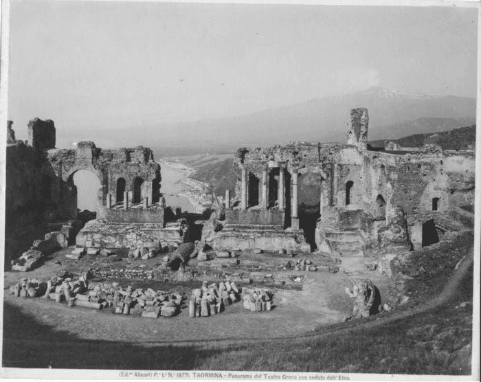 Taormina - Panorama del teatro greco con veduta dell' Etna