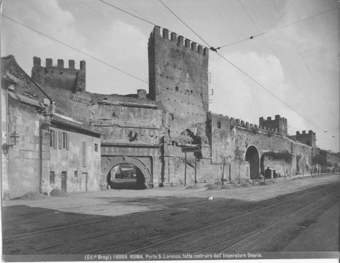 Roma. Porta S. Lorenzo, fatta costruire dall' Imperatore Onorio.