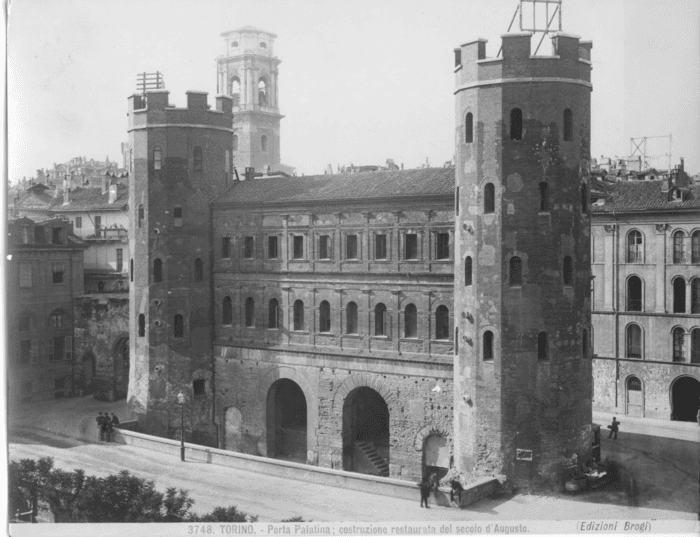 Torino. - Porta Palatina; costruzione restaurata del secolo d' Augusto.