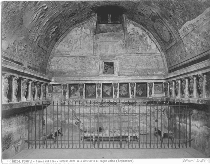 Pompei - Terme del Foro - Interno della sala destinata al bagno caldo (Tepidarium)