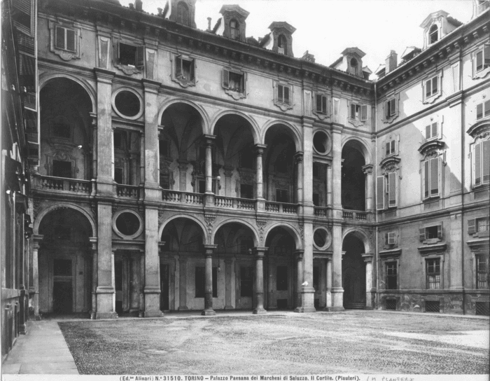 Torino - Palazzo Paesana dei Marchesi di Saluzzo. Il cortile