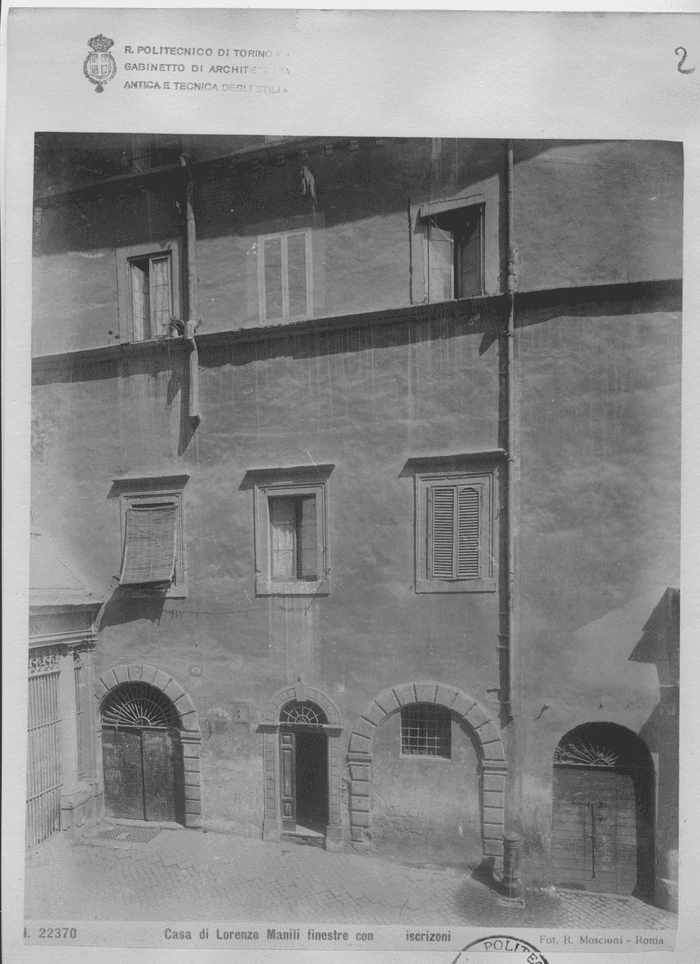 Casa di Lorenzo Manili finestre con iscrizioni