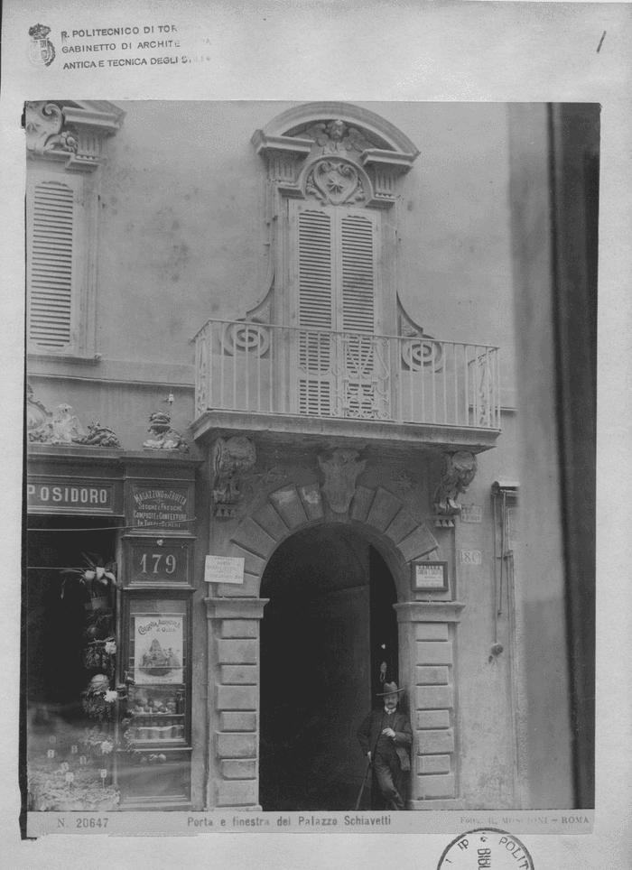 Porta e finestra del Palazzo Schiavetti