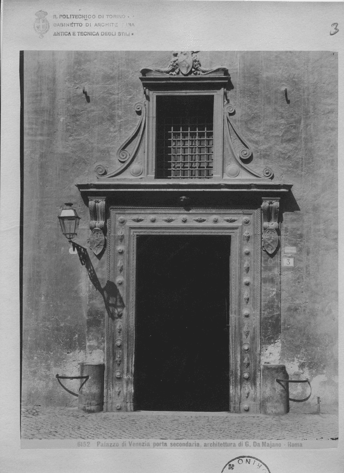 Palazzo di Venezia porta secondaria, architettura di G. Da Majano - Roma