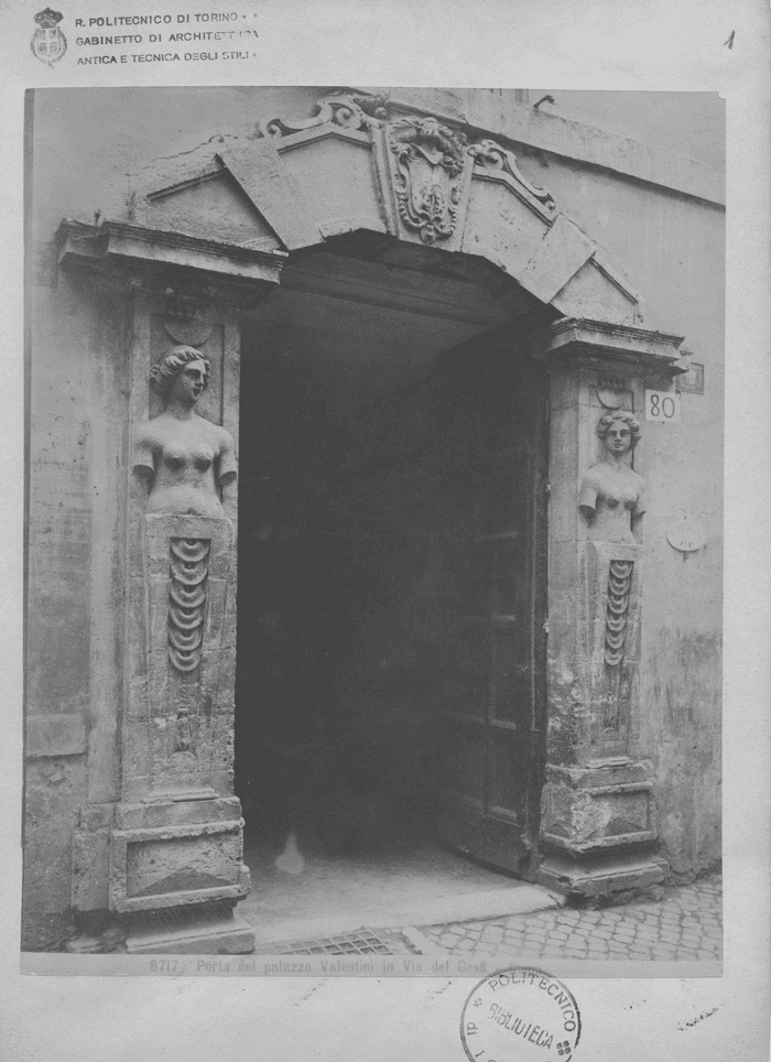 Porta del palazzo Valentini in Via del Gesù - Roma