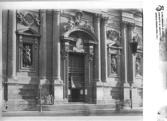 Porta della Chiesa di S. Andrea della Valle. Roma