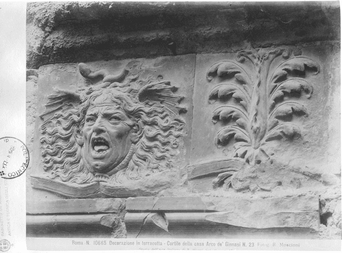 Decorazione in terracotta - Cortile della casa Arco de' Ginnasi