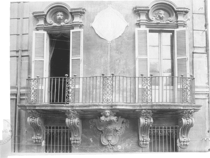 Roma - Balcone e finestre del Palazzo dei Cinque