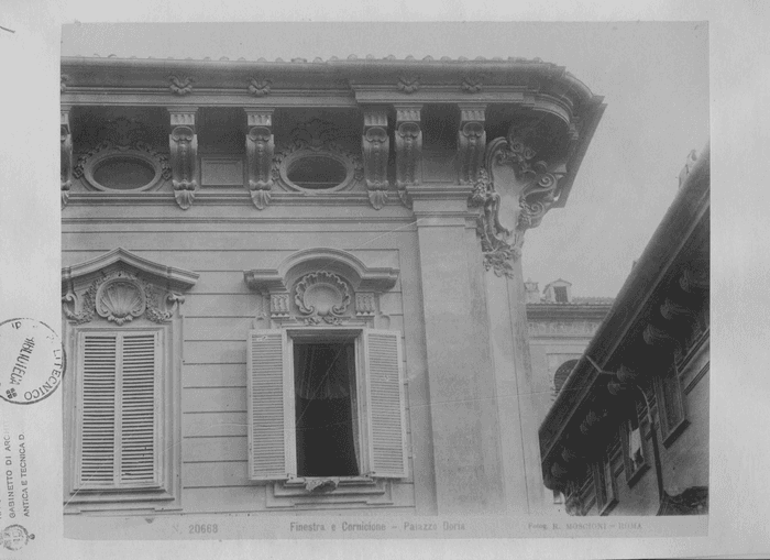 Finestra e cornicione - Palazzo Doria