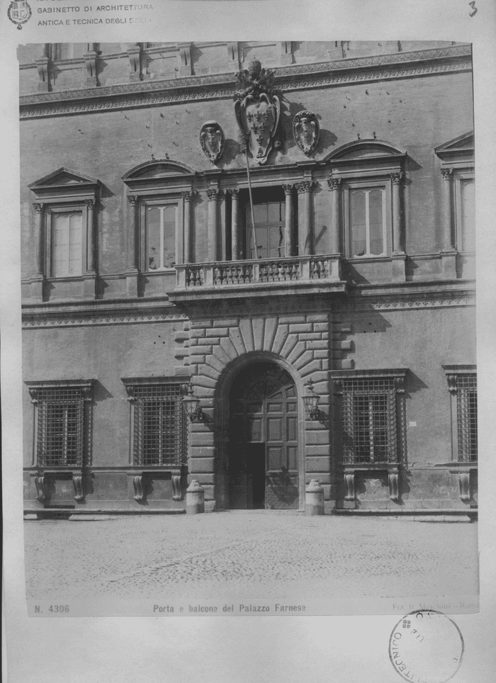 Porta e balcone del Palazzo Farnese