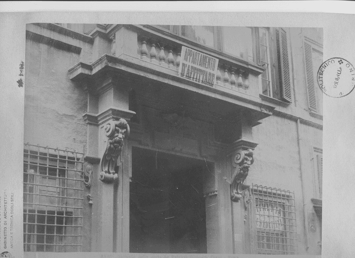 Dettaglio della porta del palazzo Giannetti Corso - Roma