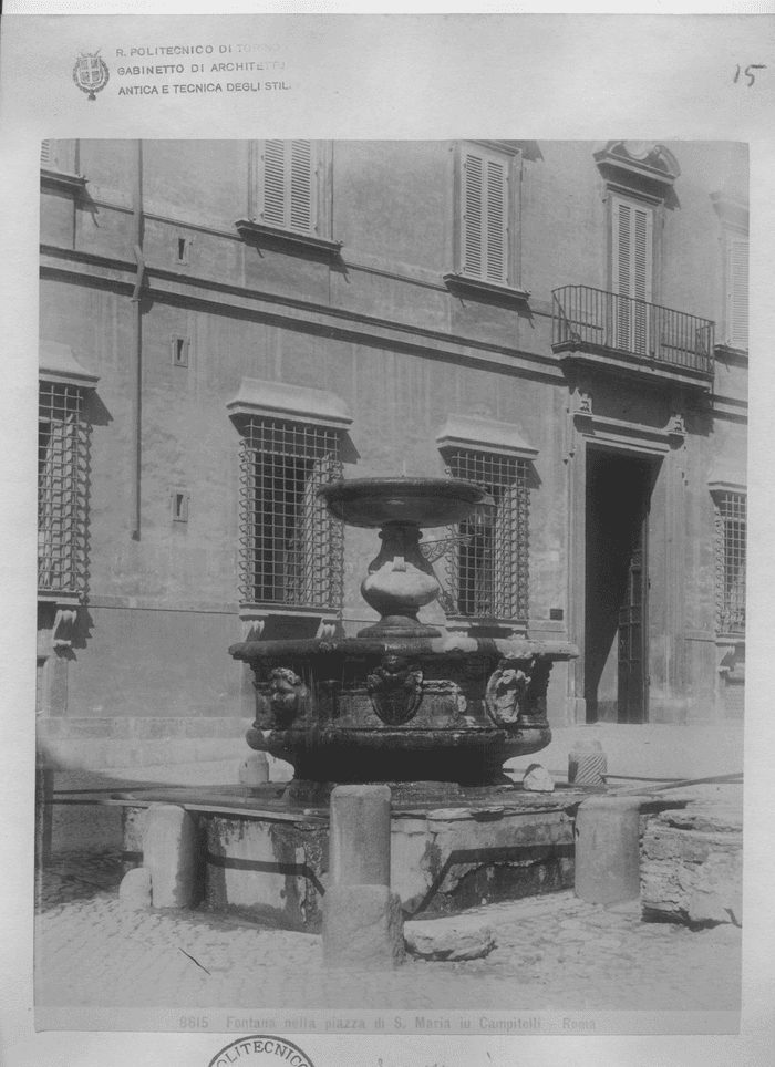 Fontana nella piazza di S. Maria in Campitelli - Roma