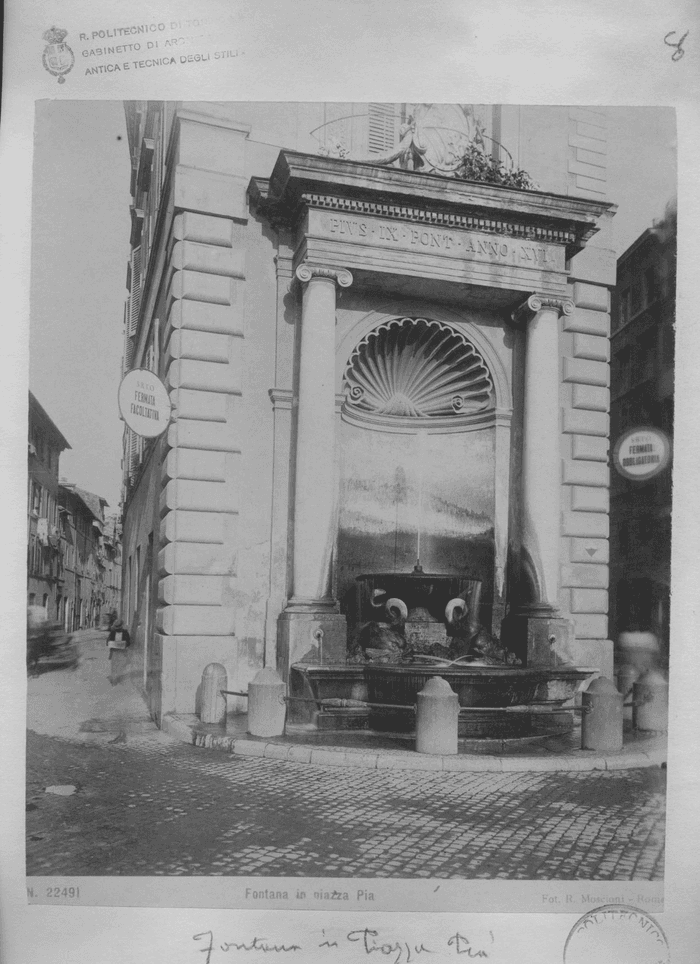 Fontana in piazza Pia