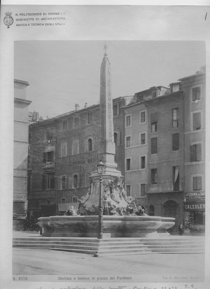 Obelisco e fontana in piazza del Pantheon