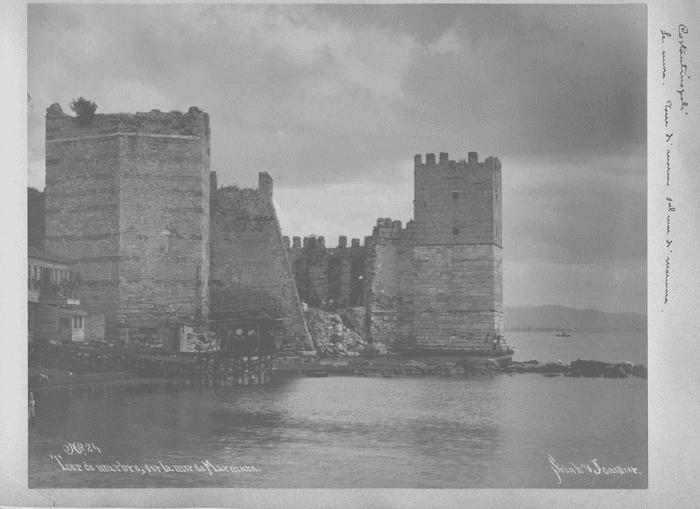 Tour de marbre sur la mer de Marmara