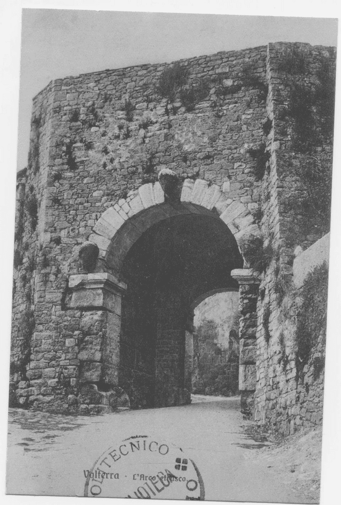 Volterra - L'arco etrusco.