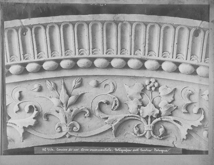 Cornice di un arco ornamentato