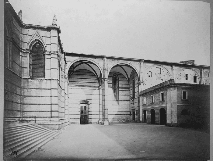 Portico adiacente a chiesa