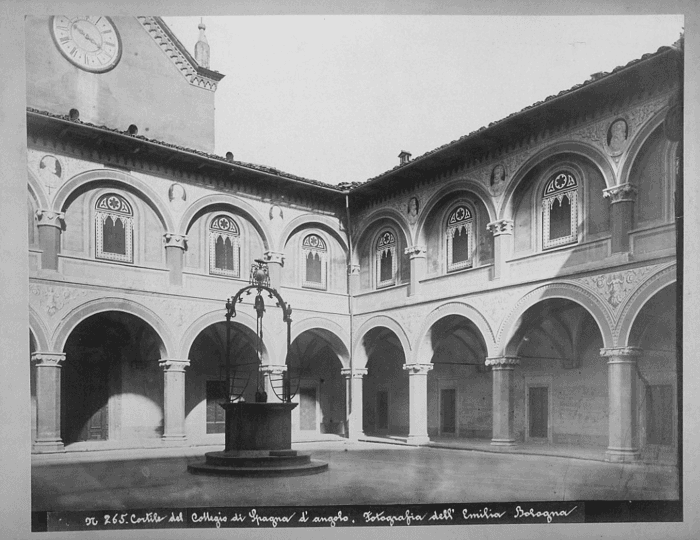 Bologna - Cortile del Collegio di Spagna d'angolo.