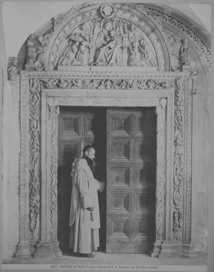 Pavia - La Certosa - Porta in marmo di G.A. Amodeo, nel chiostro piccolo