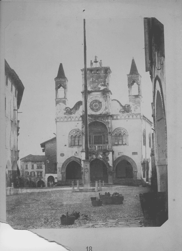 [Piazza con palazzetto sullo sfondo]