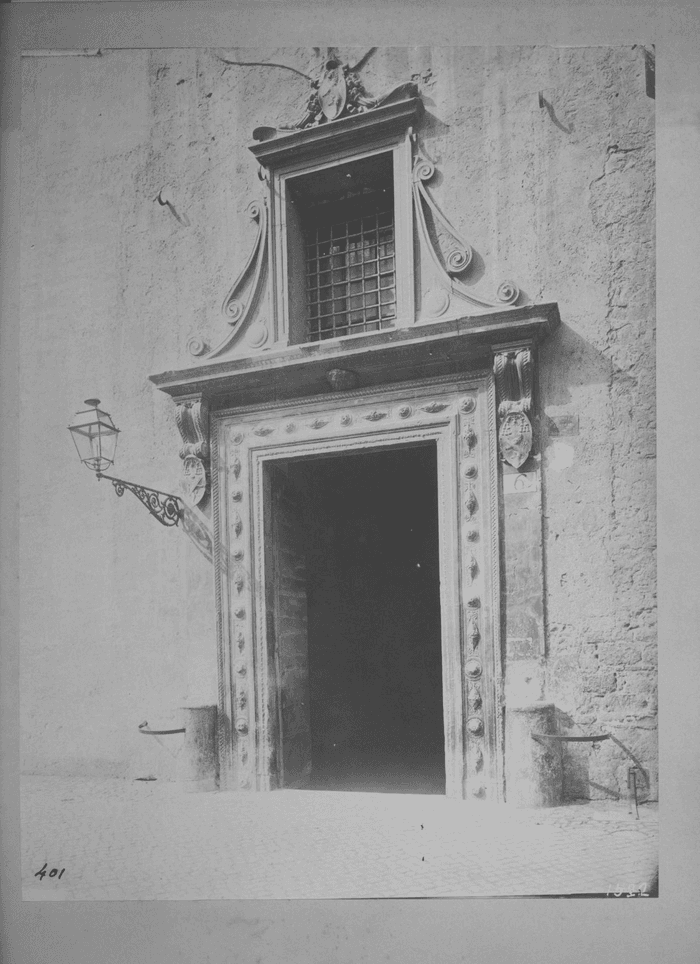 [Portone d'ingresso di un palazzo]