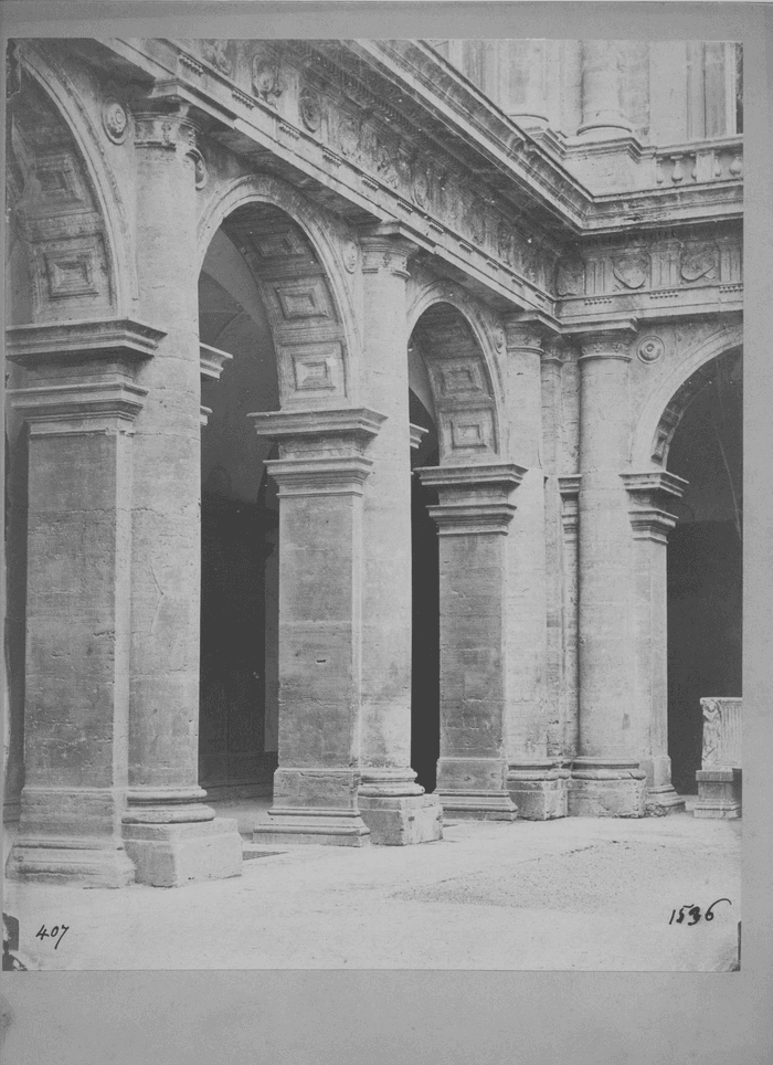 [Portici di un palazzo visti lateralmente]