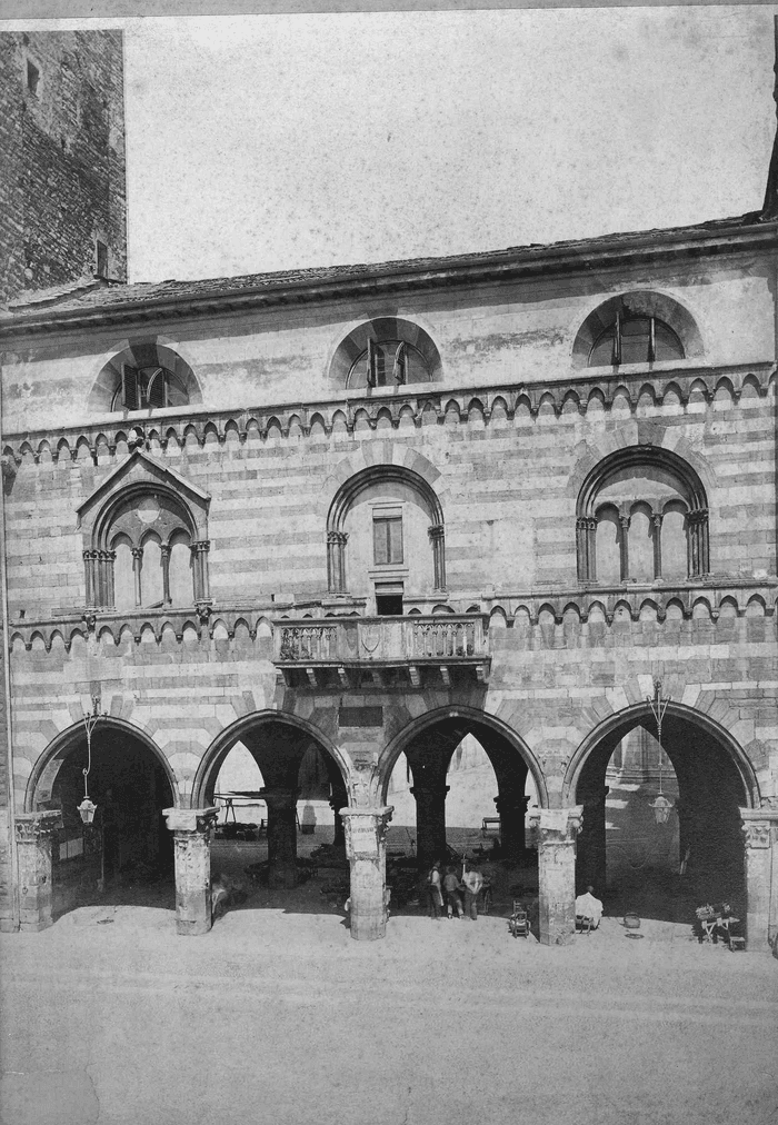 [Palazzo sorretto da un porticato]