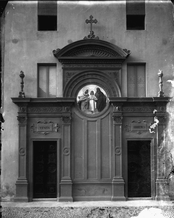 Collegio degli Artigianelli, portale e Madonna incoronata, Torino.