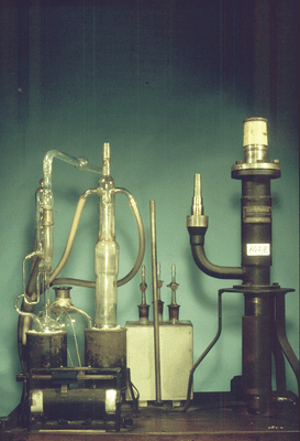 Gruppo di due pompe a vapore di mercurio - tipo Volmer - in vetro, con relativi fornelli di riscaldamento elettrico 120 V