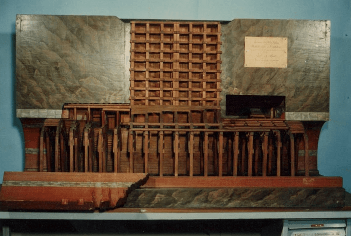Modello della galleria dei Giovi. Linea Torino-Genova. Modello delle armature impiegate nel 1873 per restauro di un tratto della Galleria dei Giovi)  76x134x46 