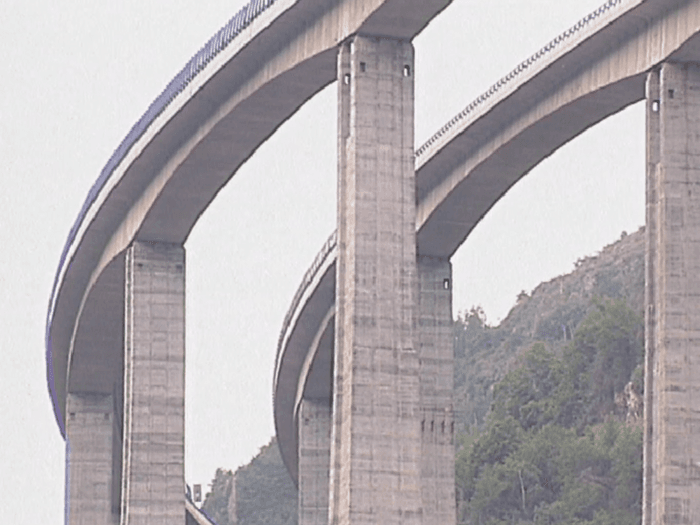 Un viadotto, una valle, un castello